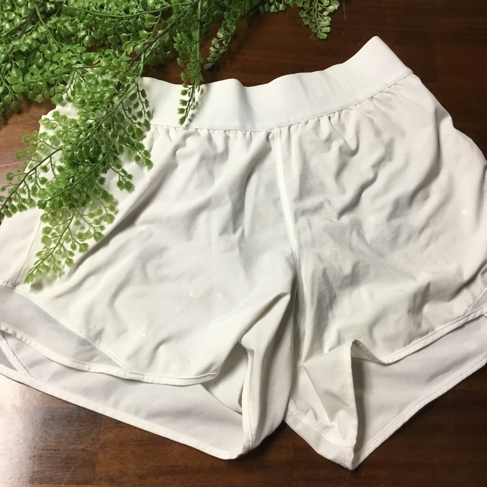 Lululemon white Hotty Hot High-rise shorts 4" logo size 8